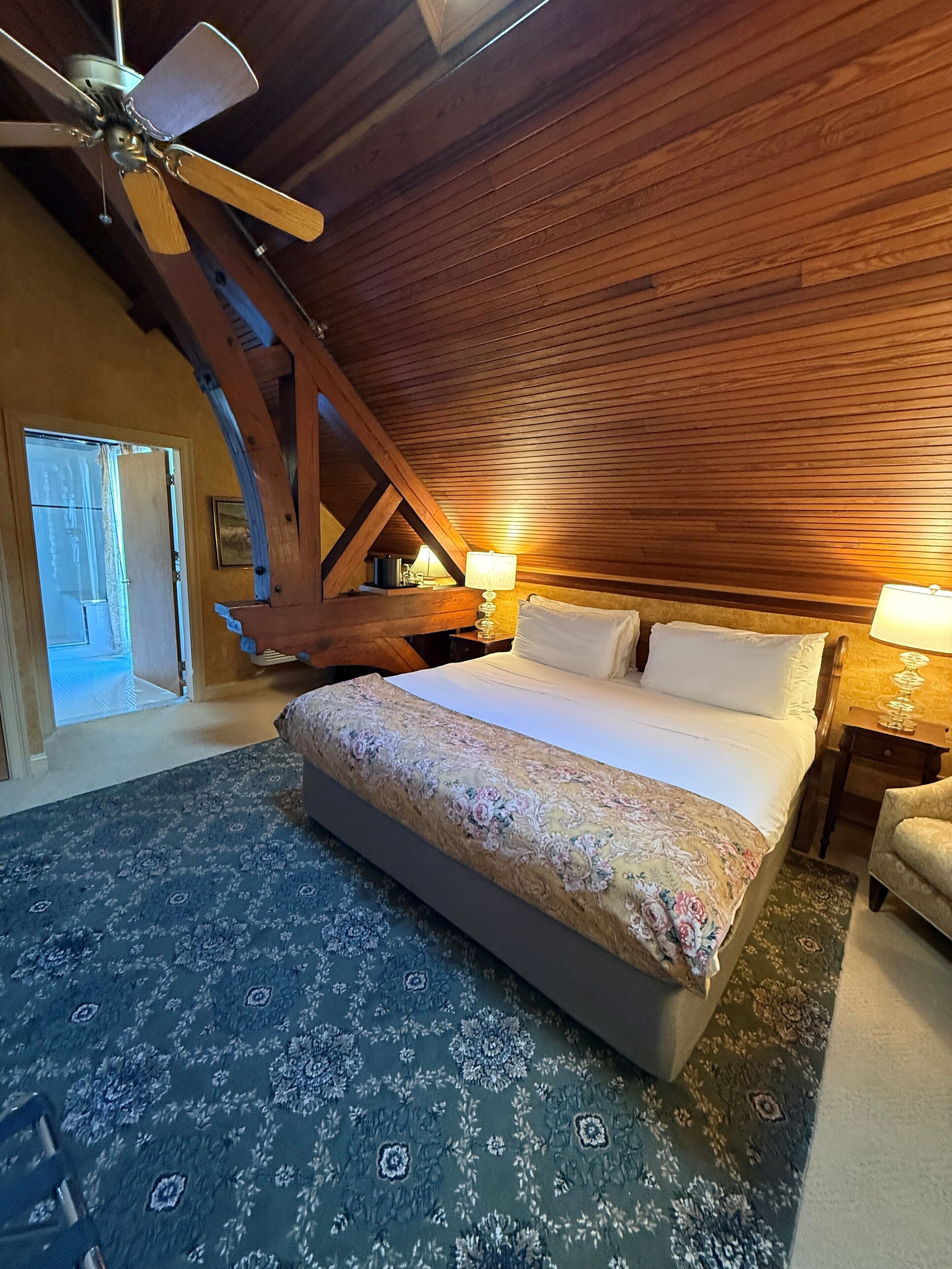 Luksus-dobbeltrom for 1 person, 1 kingsize-seng | Sengetøy av topp kvalitet, dundyner og individuelt dekorert