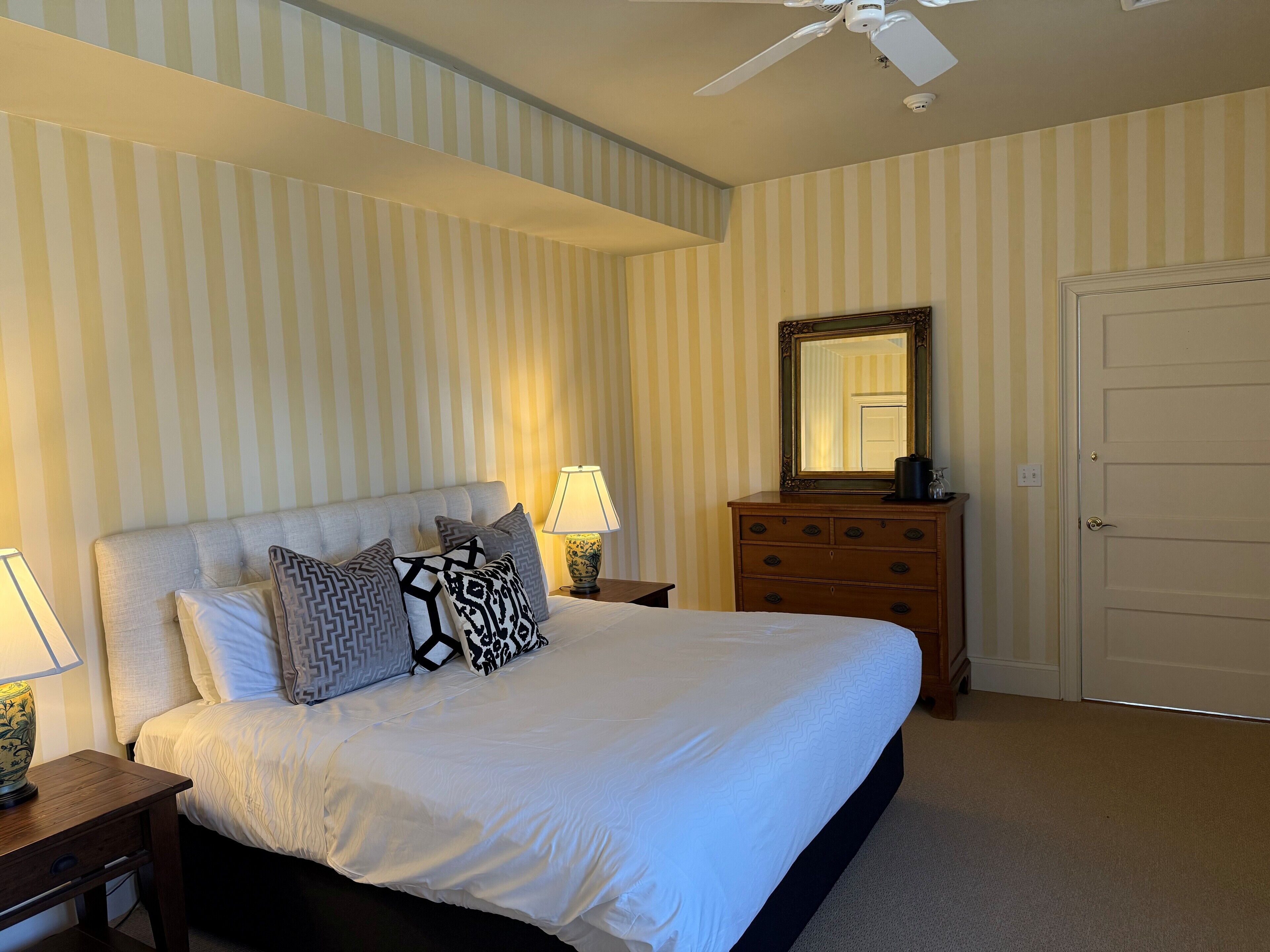 أغطية فراش متميزة وألحفة محشوة بالريش وبديكورات فريدة لكل غرفة