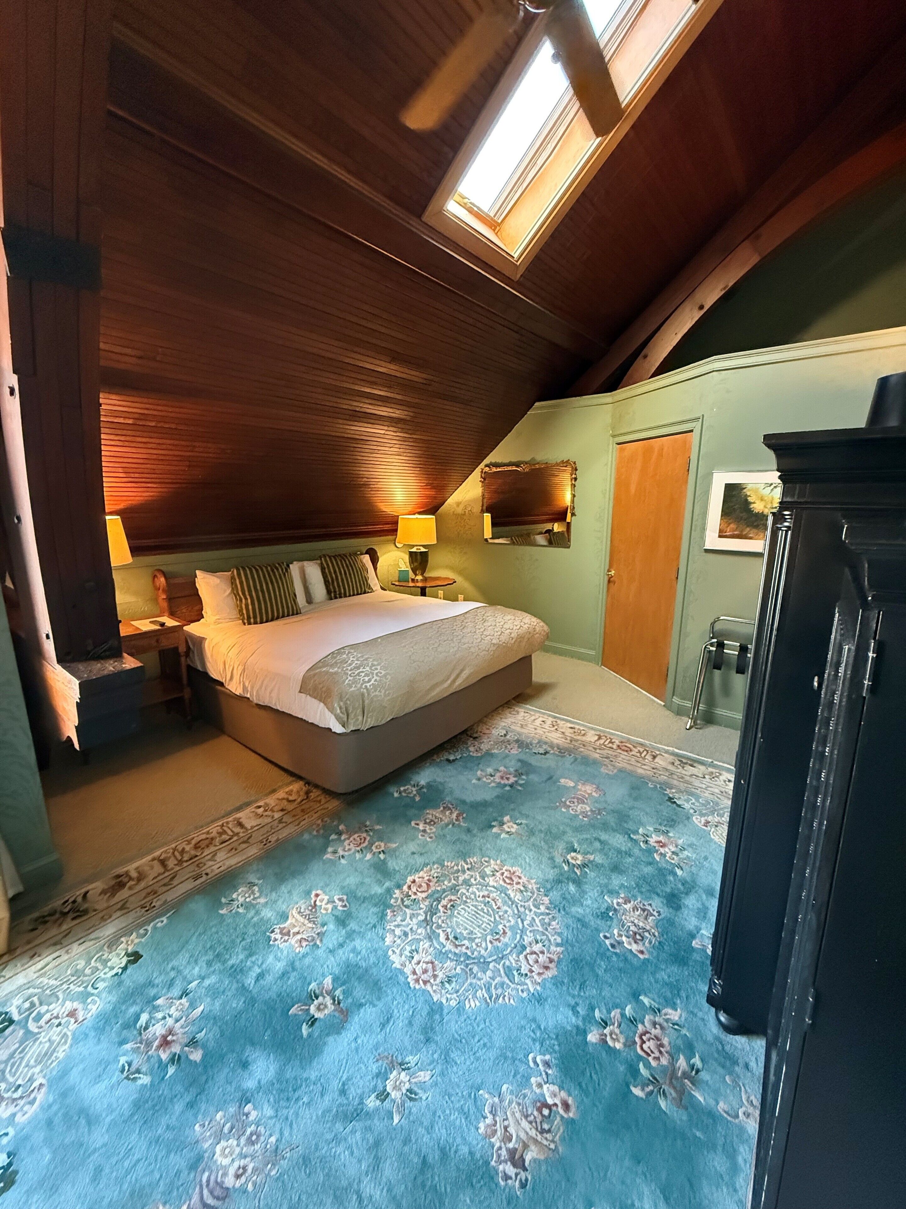 Luksus-dobbeltrom for 1 person, 1 kingsize-seng | Sengetøy av topp kvalitet, dundyner og individuelt dekorert