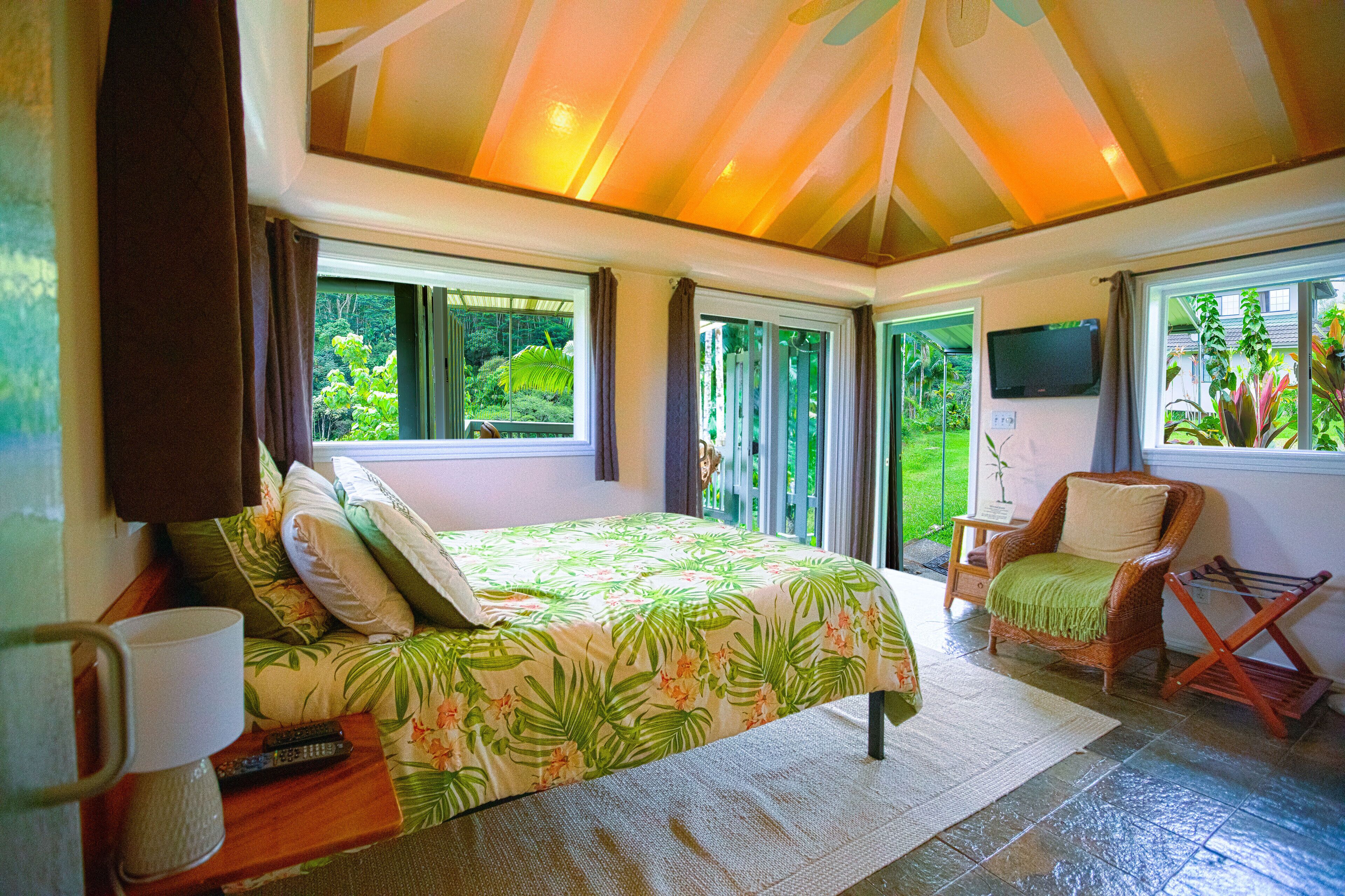 Deluxe Bungalow, 1 Queen Bed, Lanai, River View | Individually decorated, individually furnished, bed sheets