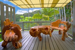 Bungalow Deluxe, 1 giường cỡ queen, lanai, quang cảnh sông | Trang trí khác biệt, trang bị nội thất với thiết kế riêng biệt 