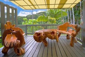 Deluxe-Bungalow, 1 Queen-Bett, Veranda, Flussblick | Individuell dekoriert, individuell eingerichtet, Bettwäsche