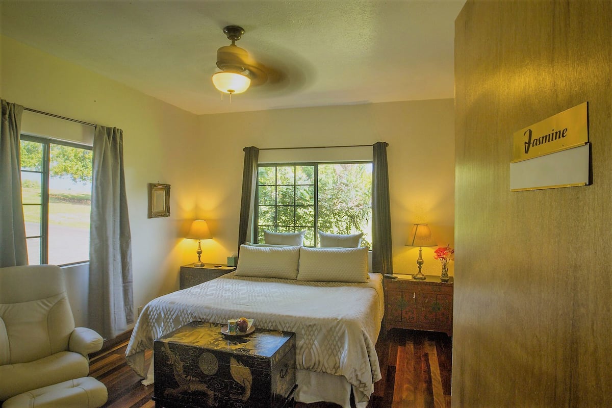 Standard Room, 1 King Bed, Garden View | Individually decorated, individually furnished, bed sheets