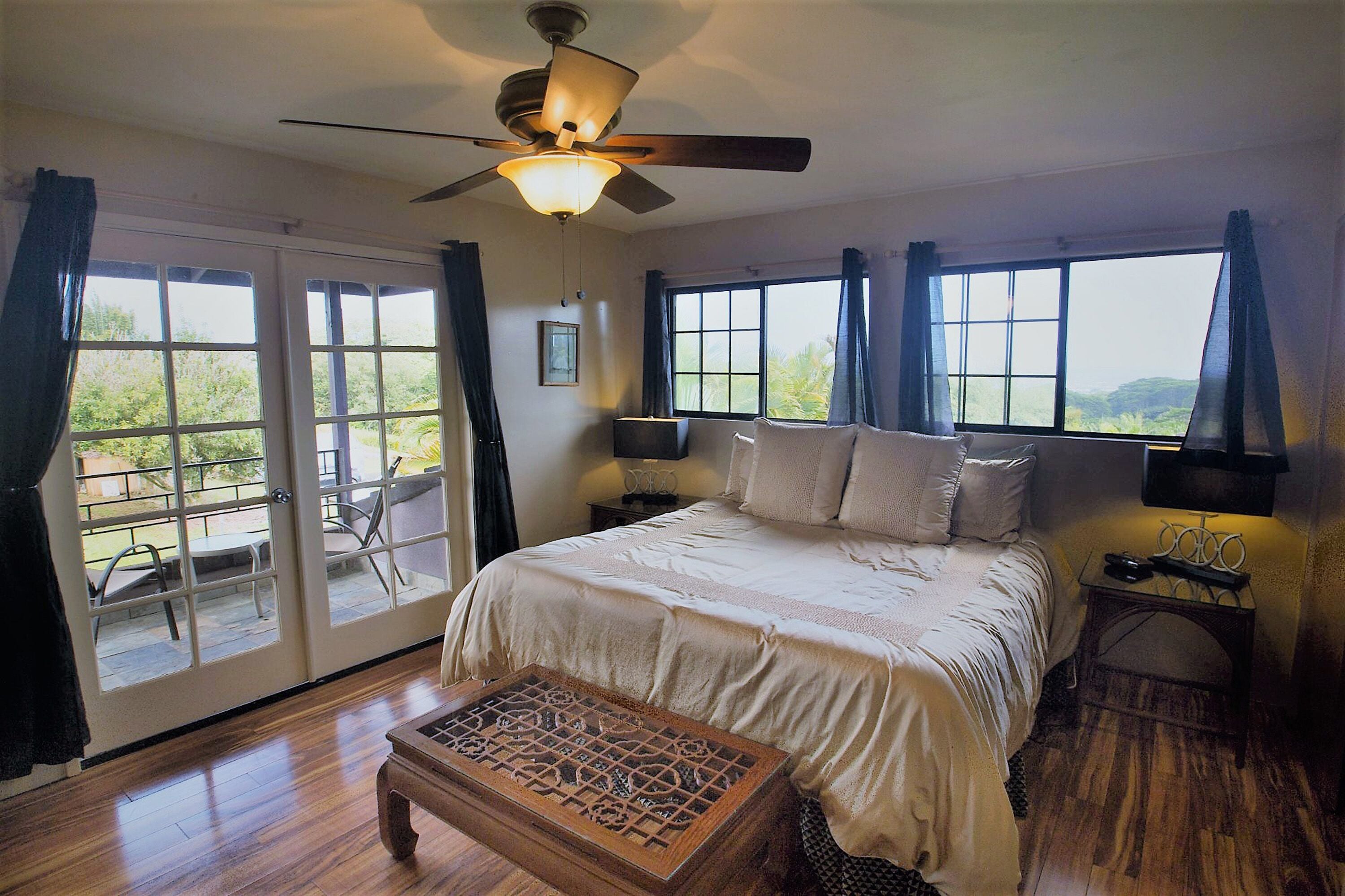 Room, 1 King Bed with Sofa bed, Lanai, Partial Ocean View | Individually decorated, individually furnished, bed sheets