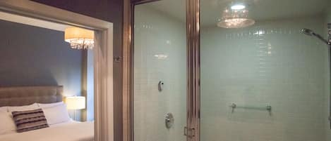 Deluxe Room, 1 King Bed | Bathroom | Shower, free toiletries, hair dryer, towels