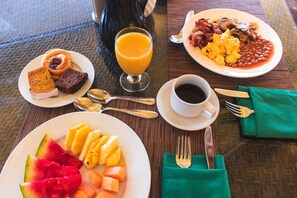 Desayuno buffet diario (USD 35.00 por persona)