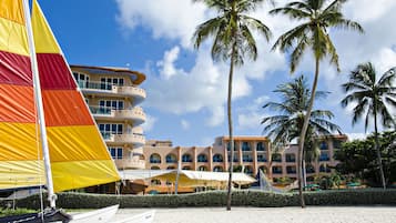 En la playa, playa de arena blanca y camas de playa gratuitas