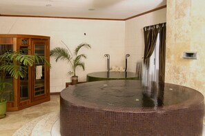Salas de tratamiento para parejas, un sauna, baño turco