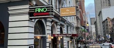 Vista frontal de la propiedad