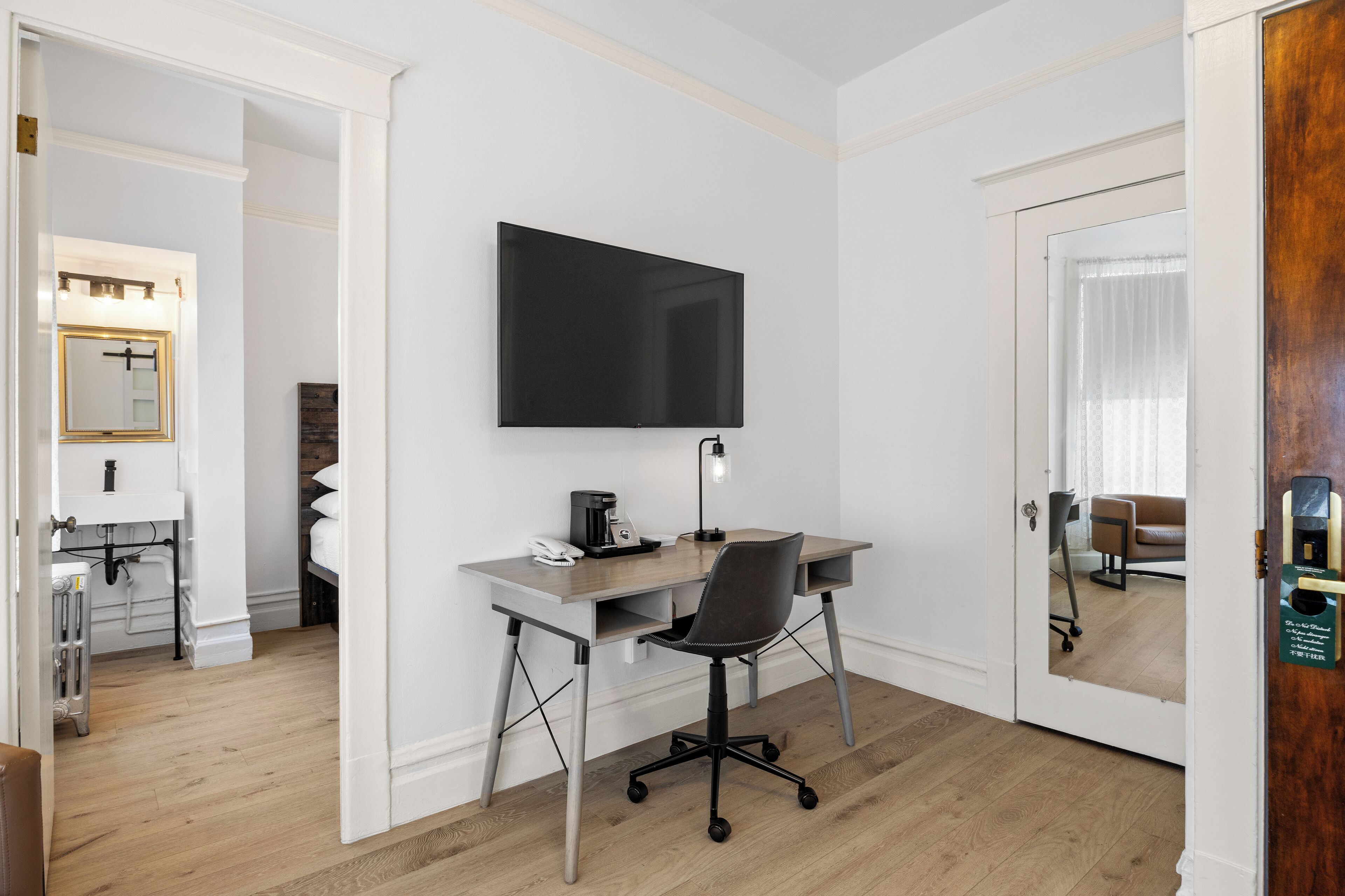 suite | living area | 25-inch flat-screen tv with satellite channels, tv, stereo