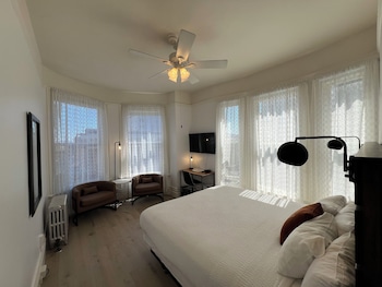 Room, 1 King Bed (Sunny Bay) | In-room safe, desk, iron/ironing board, free WiFi at The Andrews Hotel