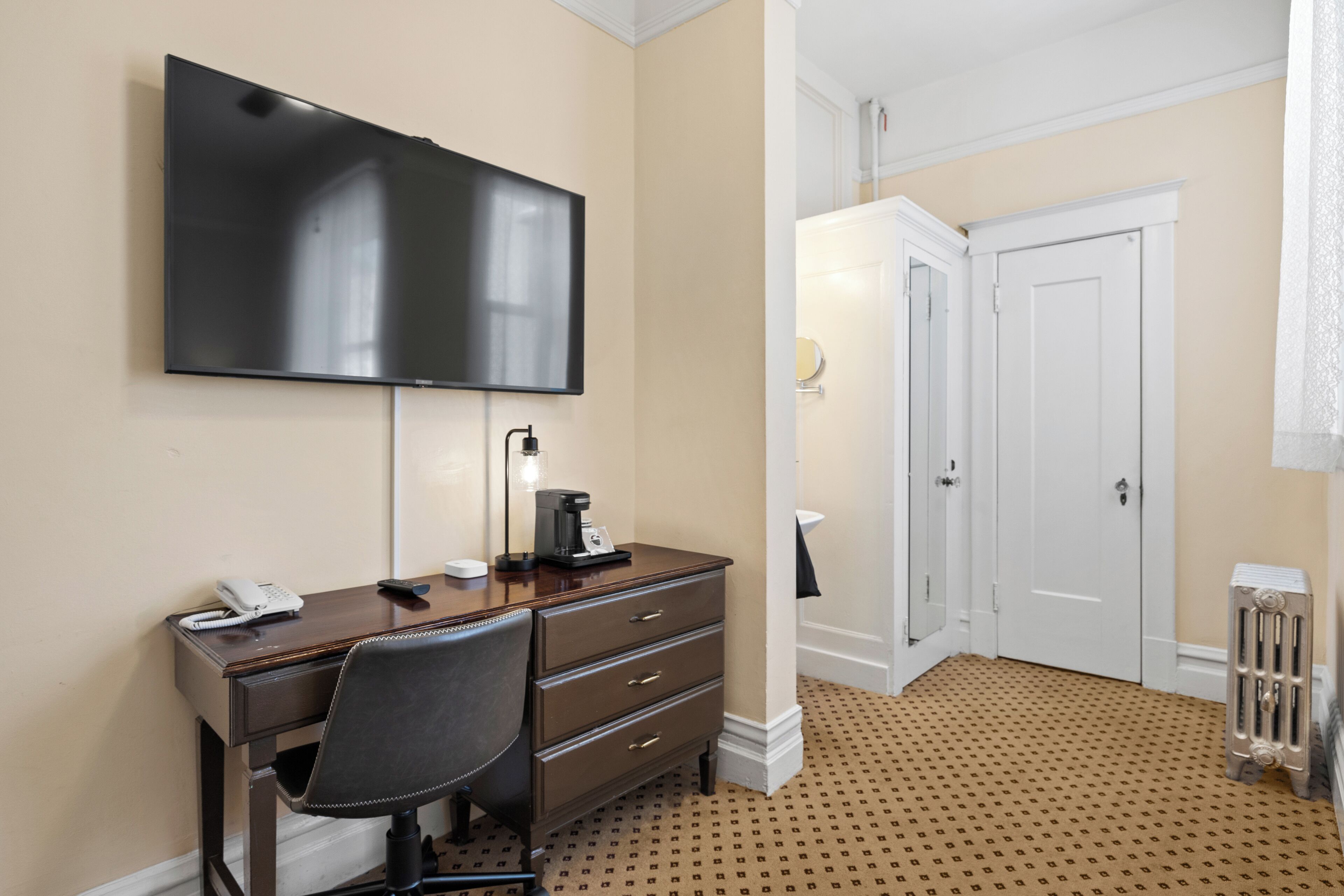 standard double room, 1 double bed | in-room safe, desk, iron/ironing board, free wifi