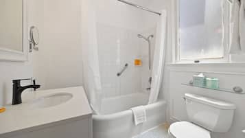 Un bagno con un lavandino bianco, una vasca, un water e uno spazio doccia.