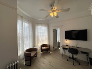 Suite | Living area | 25-inch flat-screen TV with satellite channels, TV