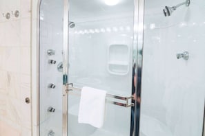 Jacuzzi Suite, Non-Smoking | Kylpyhuone | Ilmaiset hygieniatuotteet, hiustenkuivaaja, pyyhkeet