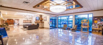 雷霆灣航空溫德姆華美達酒店