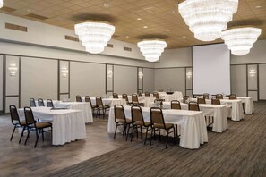 Ballroom - Ramada by Wyndham Thunder Bay Airlane Hotel (Thunder Bay)
