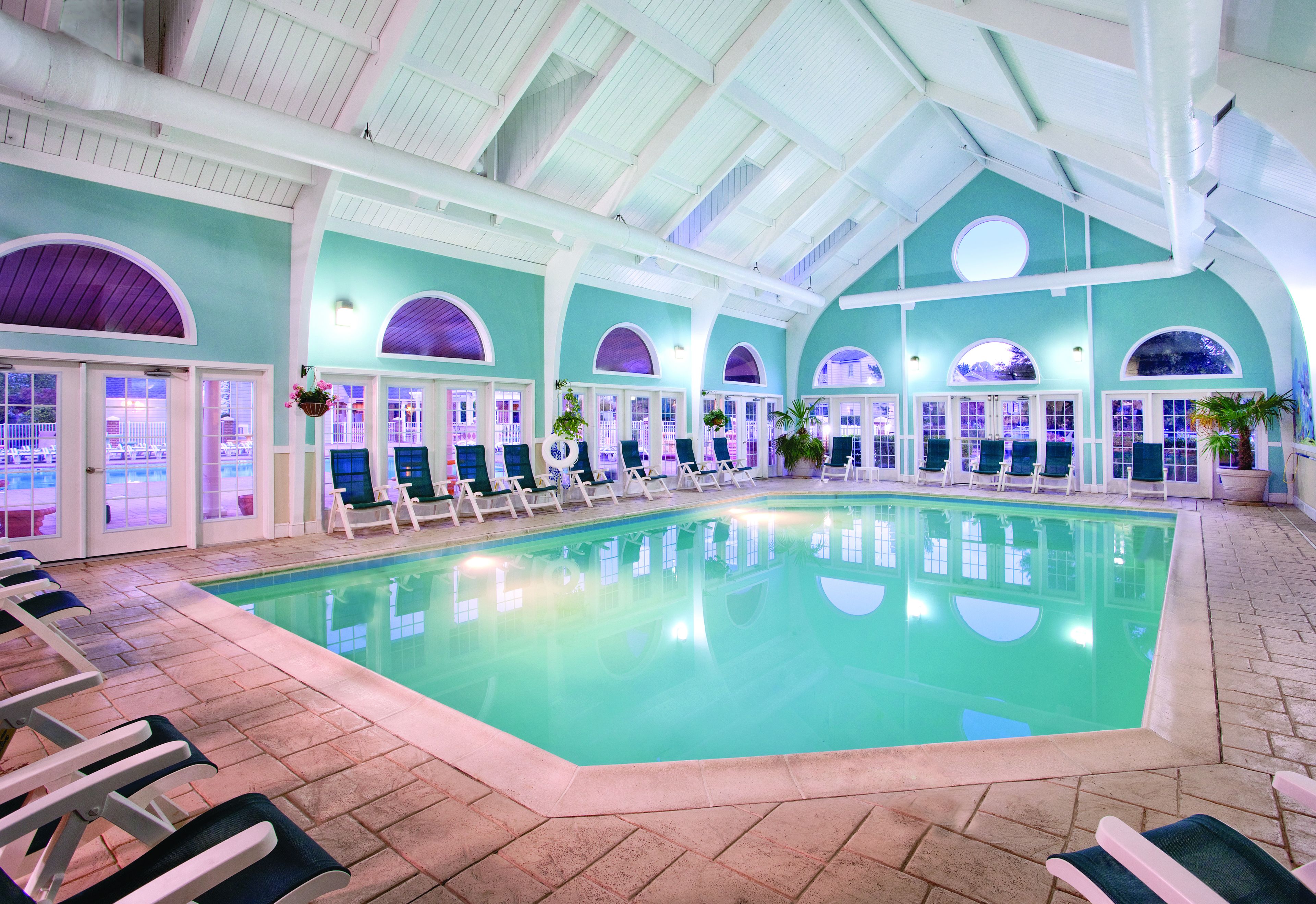 Piscine couverte, piscine extérieure, parasols de plage, chaises longues