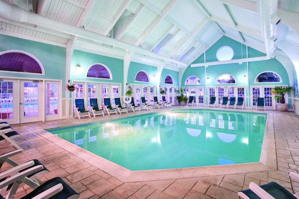 Piscine couverte, piscine extérieure, parasols de plage, chaises longues