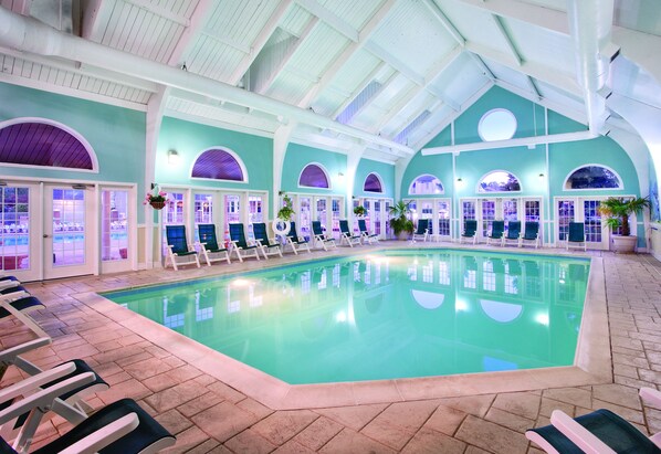 Piscine couverte, piscine extérieure, parasols de plage, chaises longues