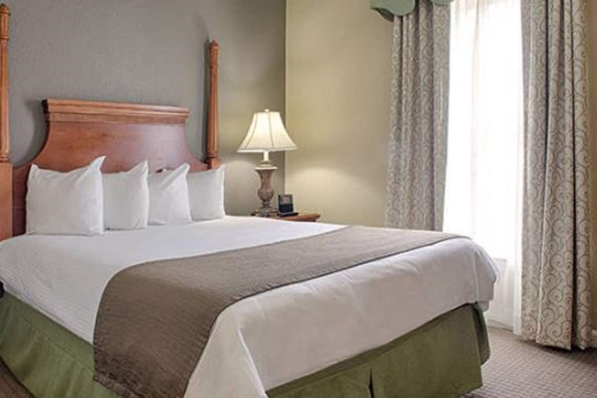 In-room safe, laptop workspace, blackout drapes, iron/ironing board