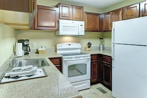 Standard Suite, 2 Bedrooms, Balcony | Private kitchen