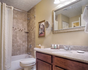 Ensemble douche/baignoire, articles de toilette gratuits, sĂšche-cheveux