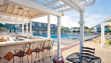 Piscine couverte, piscine extérieure, parasols de plage, chaises longues