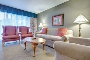 32-inch TV with cable channels, DVD player - Club Wyndham Kingsgate (Williamsburg)