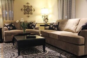 Lobby sitting area - Grand View Inn and Suites (Branson)