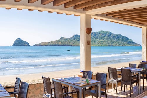 8 restaurantes; se sirven desayunos, comidas, cenas y brunch