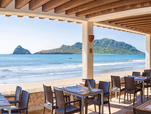 6 restaurants, breakfast, lunch, dinner served; Mexican cuisine 
