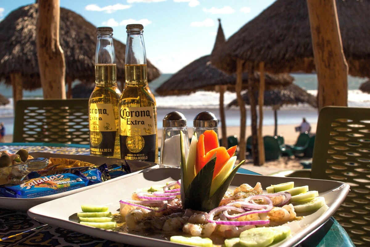 6 restaurantes, se sirven desayunos, comidas, cenas y cocina mexicana