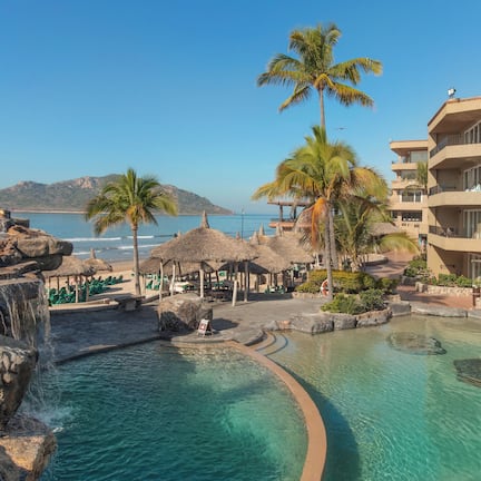 5 outdoor pools, pool umbrellas, sun loungers