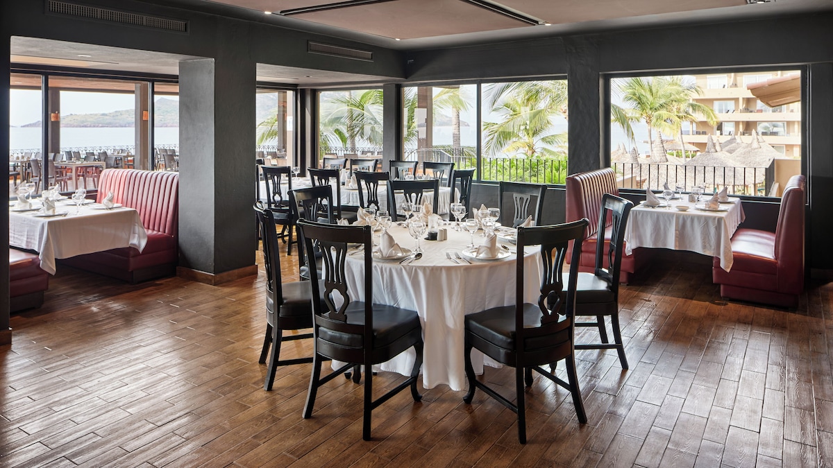 6 restaurantes, se sirven desayunos, comidas, cenas y cocina mexicana