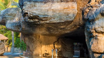 5 piscines extérieures, parasols de plage, chaises longues