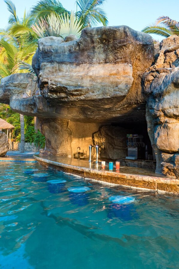 5 outdoor pools, pool umbrellas, pool loungers
