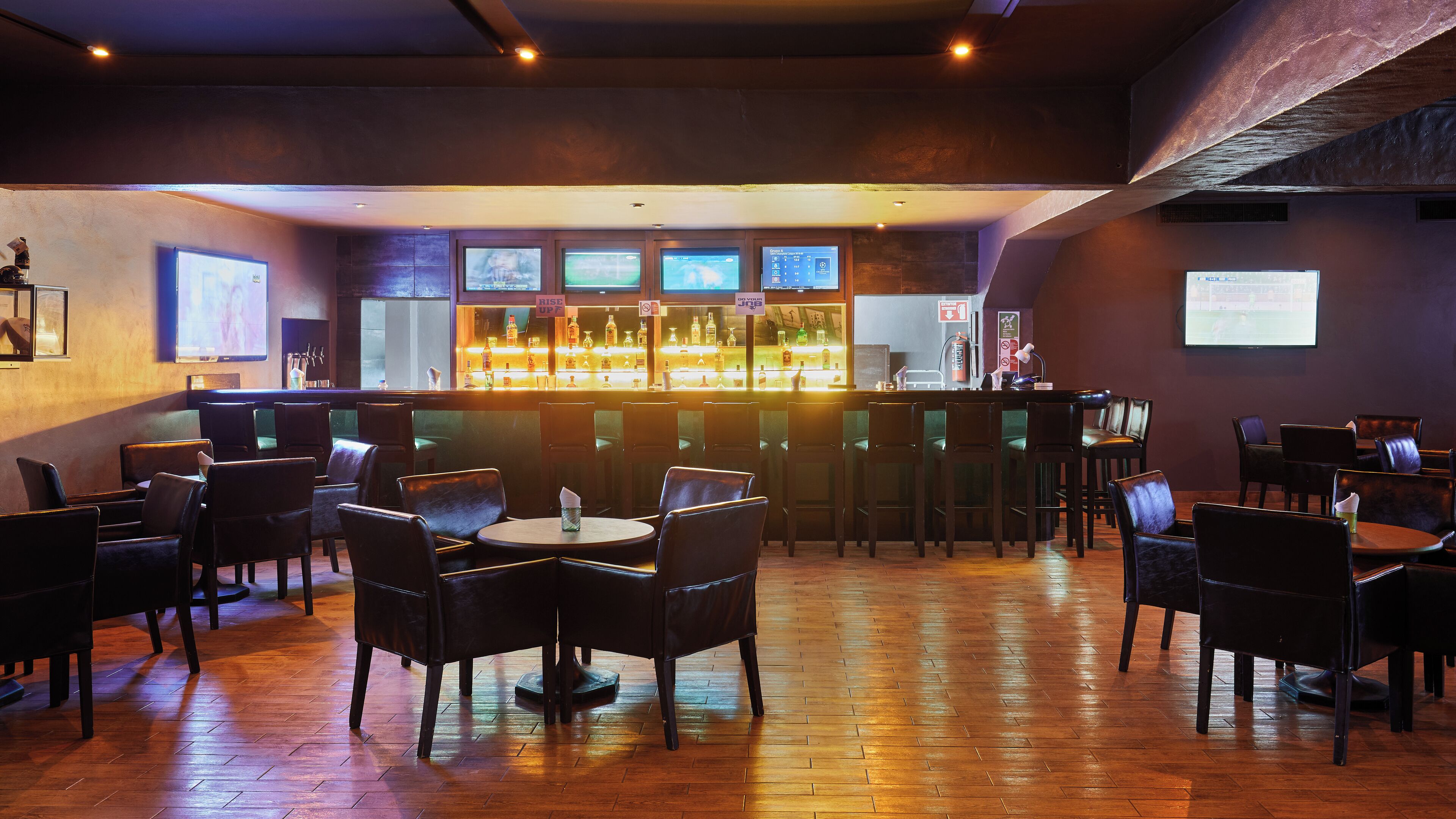 2 bars/lounges, swim-up bar, poolside bar, beach bar