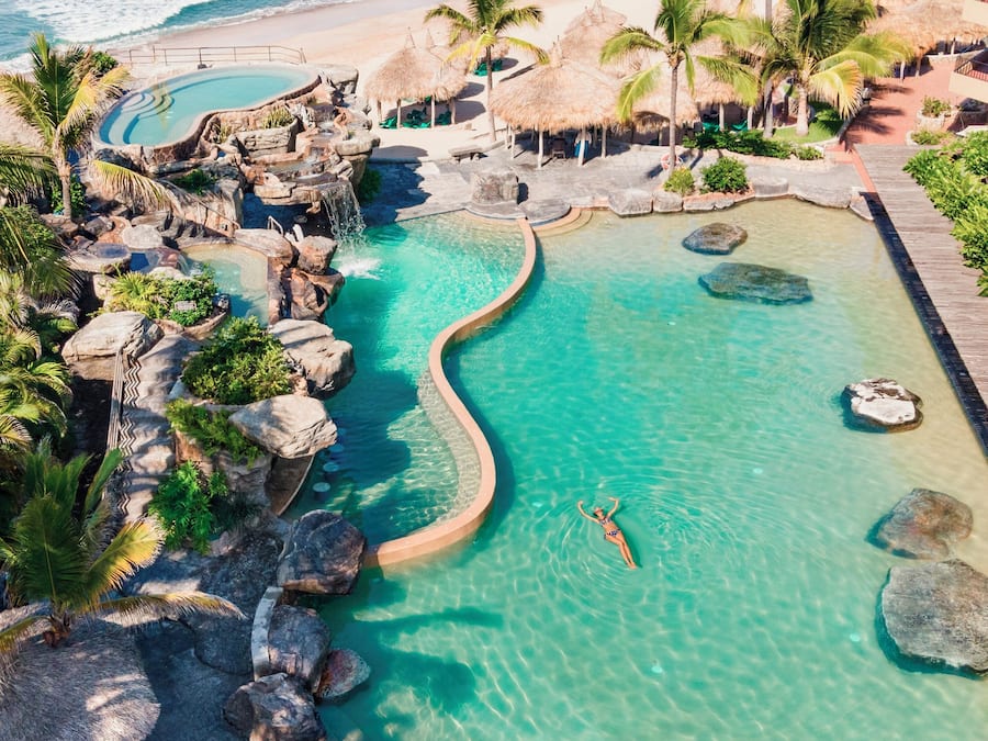 5 piscinas externas, guarda-sóis, espreguiçadeiras