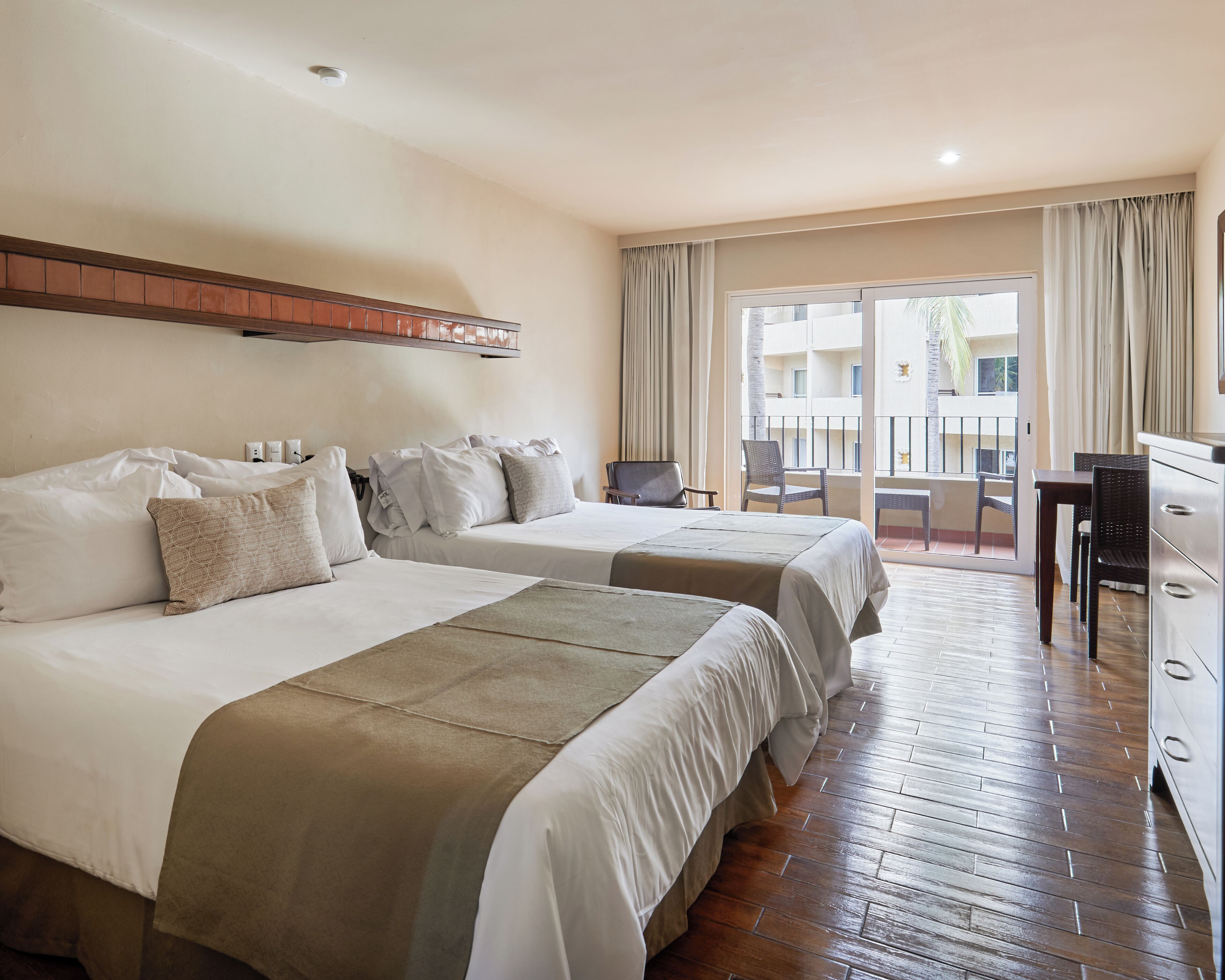 Habitacion vista al jardin reembolsable | Premium bedding, in-room safe, desk, iron/ironing board