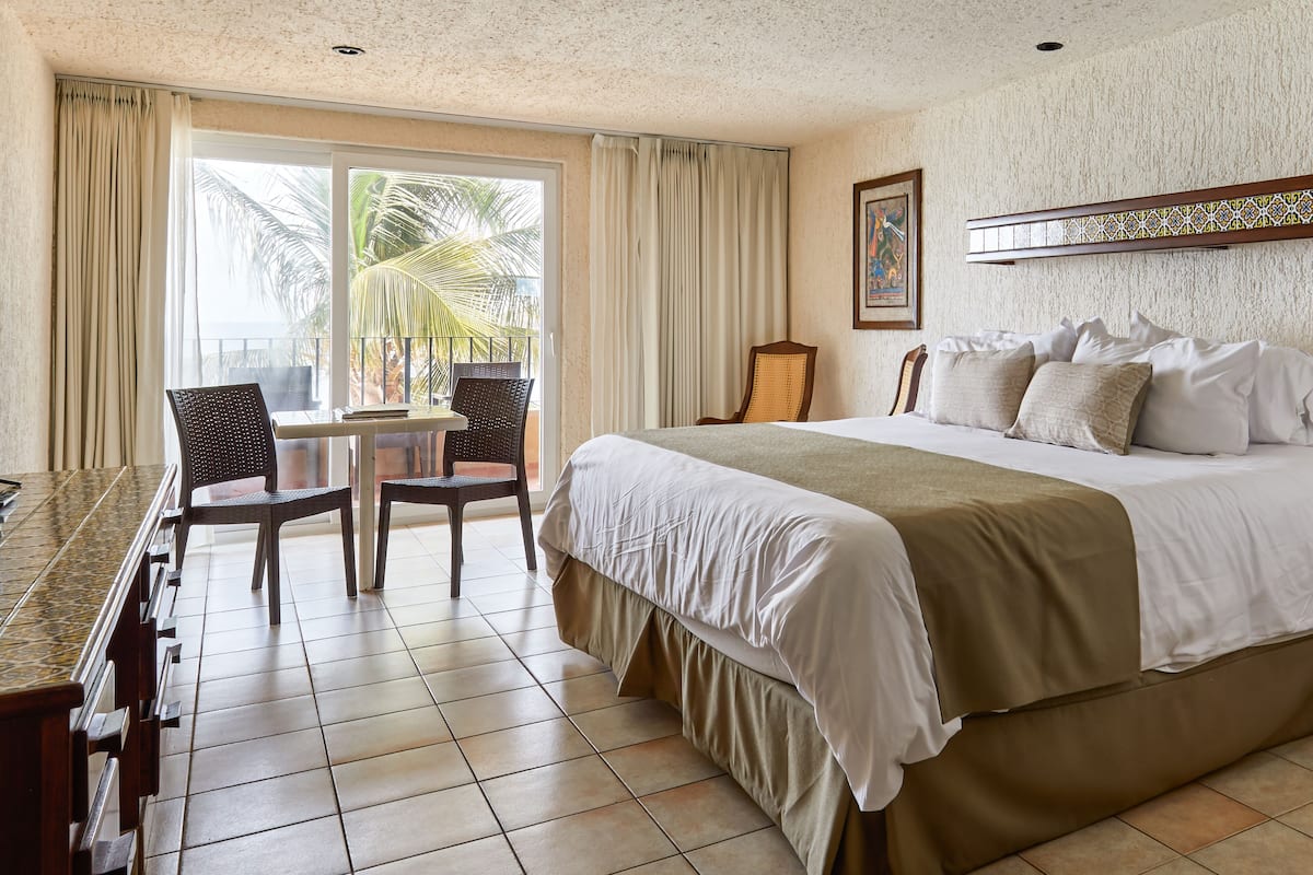 Habitación 1 cama King todo incluido | Premium bedding, in-room safe, desk, iron/ironing board