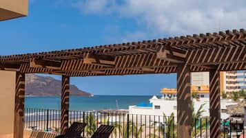 5 outdoor pools, pool umbrellas, pool loungers