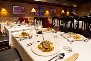 6 間餐廳；供應早餐、午餐、晚餐；墨西哥菜