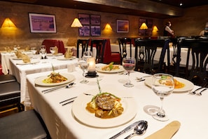 6 restaurants, breakfast, lunch, dinner served; Mexican cuisine
