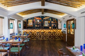 6 restaurants, breakfast, lunch, dinner served; Mexican cuisine 
