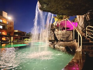 5 outdoor pools, pool umbrellas, sun loungers