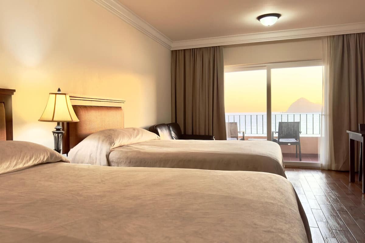 Premium bedding, in-room safe, desk, iron/ironing board