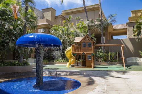 5 piscines extérieures, parasols, chaises longues
