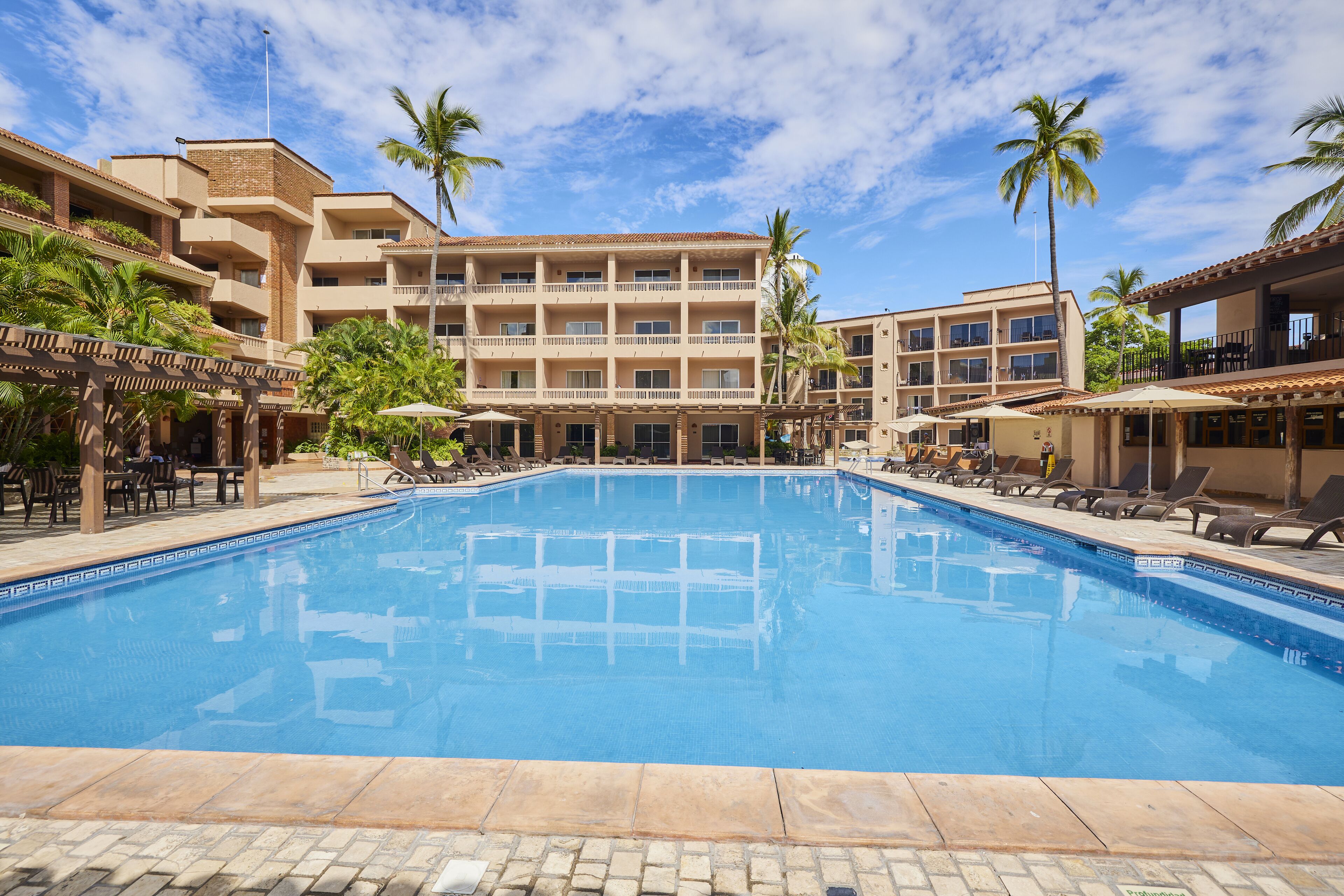 5 buitenzwembaden, parasols bij het zwembad en ligstoelen