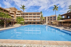 5 albercas al aire libre, sombrillas en la alberca y camastros 